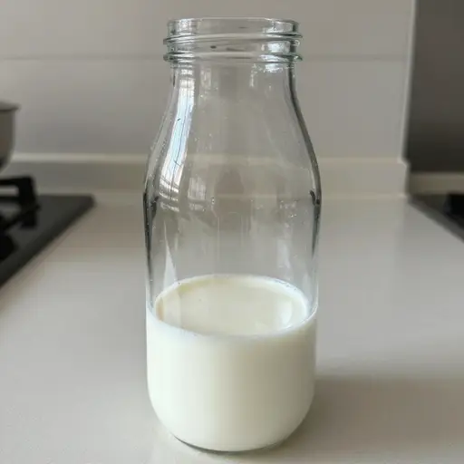 这瓶牛奶还剩半升。