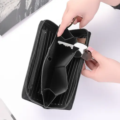 她把钥匙塞进了钱包的最里面。