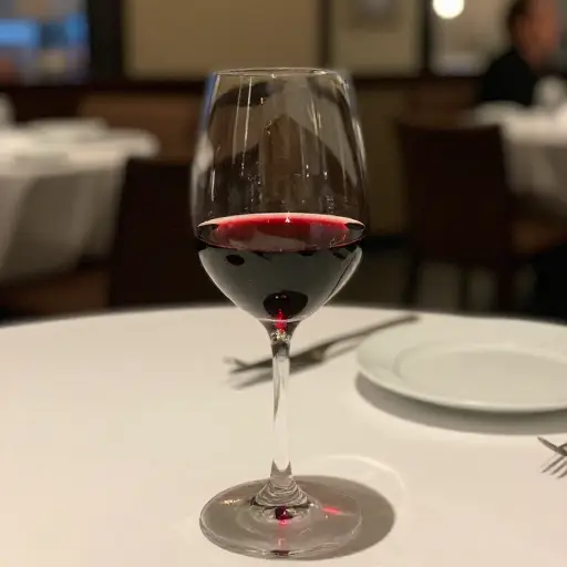 餐厅提供了一杯免费的葡萄酒作为晚餐的一部分。