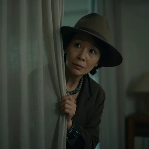 她以是个爱管闲事且神秘的女士而闻名。