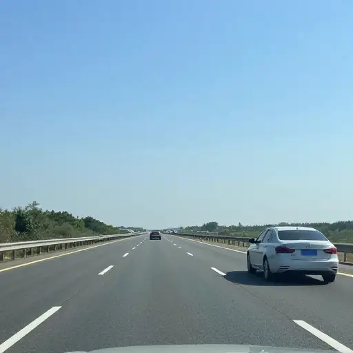 在长途高速公路上行驶时，我尽量保持稳定的速度以节省燃油。