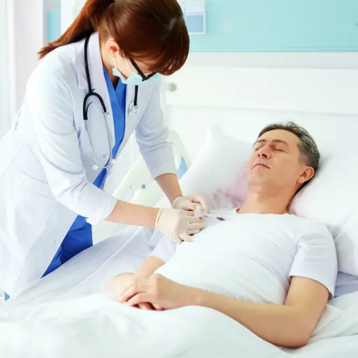 医生给病人用药以缓解疼痛。