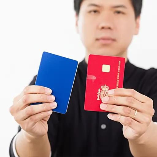 我爸爸有两本驾照，一本是英国的，一本是西班牙的。