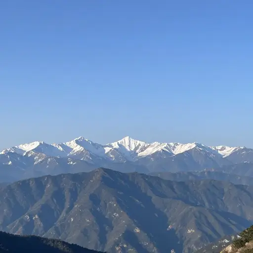 我们能看到远处那座山脉的数座积雪覆盖的山峰。