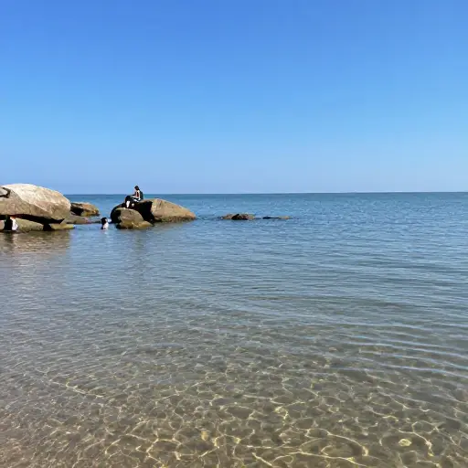 我们在岩石旁的浅水滩里泡了泡脚。