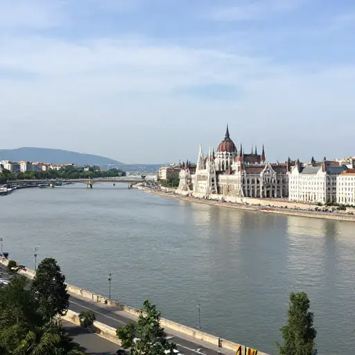 这座城市被多瑙河分成两部分：布达和佩斯。