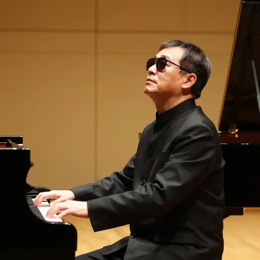 那位盲人音乐家拥有超常的听觉，仅凭音色就能分辨钢琴的品牌。