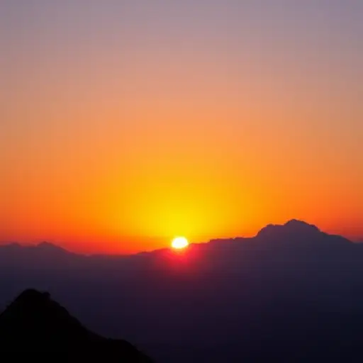 夕阳下，远处的山峰渐渐消失在暮色中。