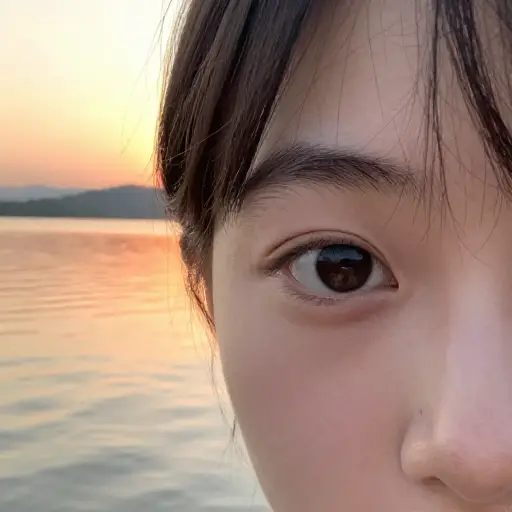 她清澈明亮的眼睛让人感到平静。