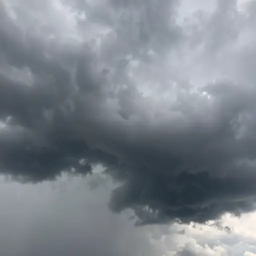 乌云密布的天空预示着即将到来的暴风雨。