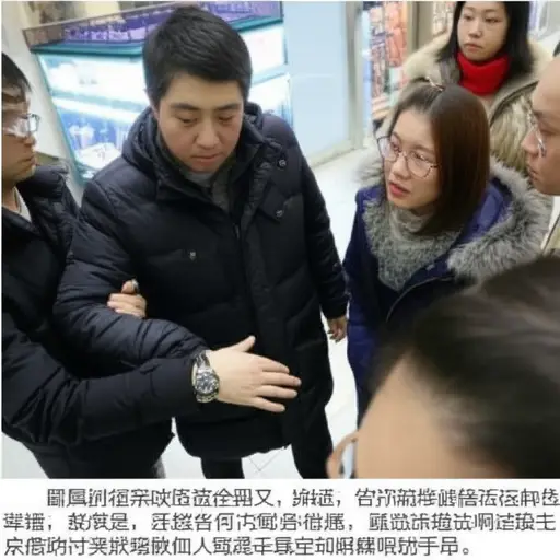 在公共场合炫耀贵重物品容易招惹麻烦。