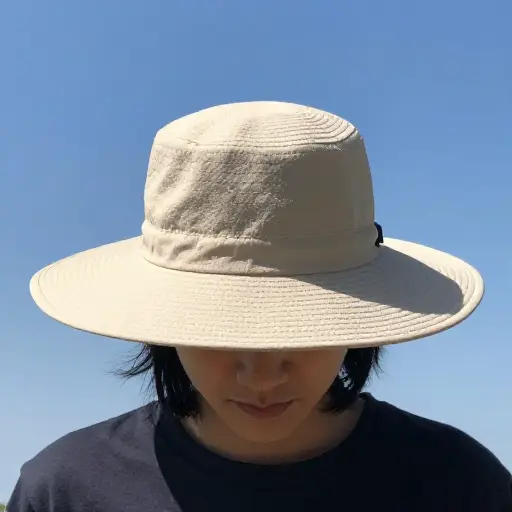 我戴帽子来保护自己免受强烈阳光的照射。