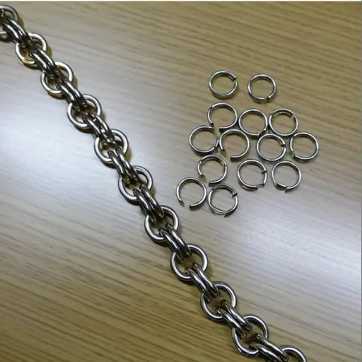 这些金属小环是制作手链时常用的配件。