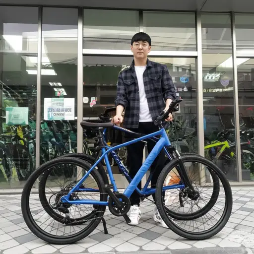 他买了一辆蓝色的自行车。