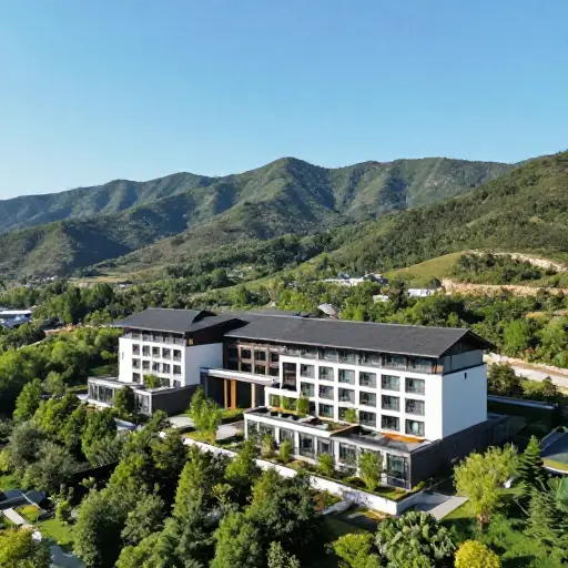 这家酒店坐落在一个风景如画、群山环绕的山谷中。