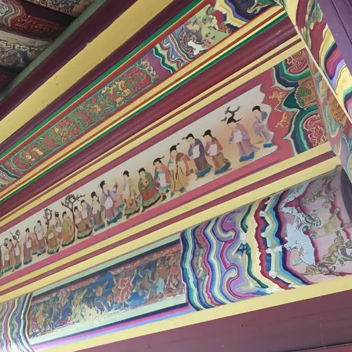 这座古老庙宇的阁楼装饰着精美的壁画。