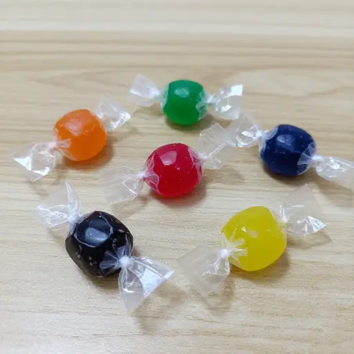这些糖果是独立包装的。