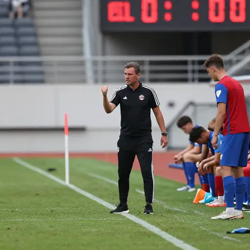 球队输掉比赛后，教练变得非常暴躁。