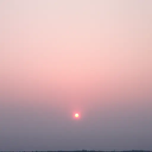 夕阳把天空染成了诗意的粉红色。