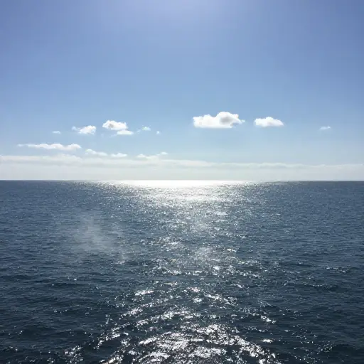 雨水是由太阳的热量蒸发海水间接产生的。