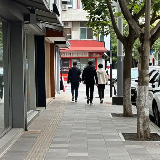 步行到商店需要五分钟。
