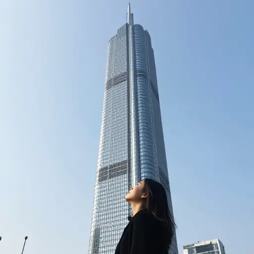 她向高耸的摩天大楼投去一瞥。