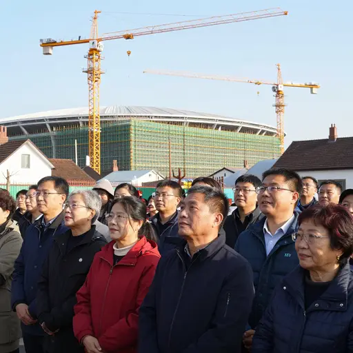 镇上大多数人强烈支持新建体育中心的计划。