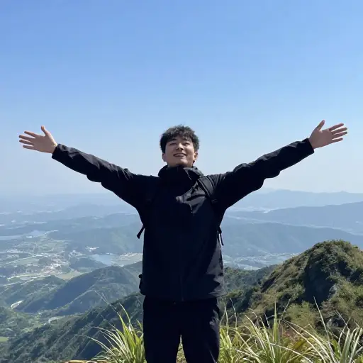 当人们独自旅行时，他们可以做自己想做的事，不受家庭的限制或约束。