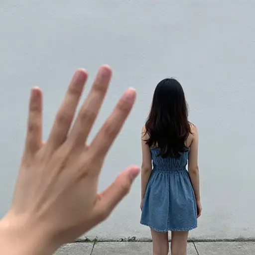 我向她挥手，但完全没有认出我的迹象。