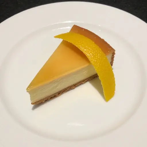 食谱要求用一条细细的柠檬皮来装饰甜点。