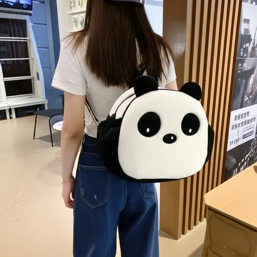 她买了一个黑白相间的熊猫背包。