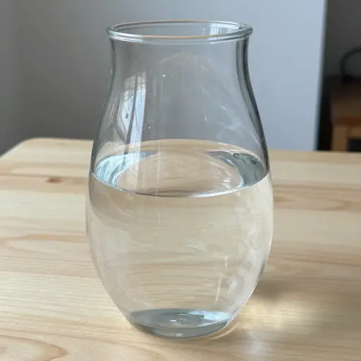 花瓶里的水开始倾斜，因为它的底座不平。
