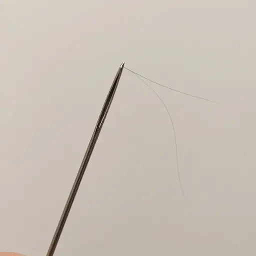 这根针比人类头发的宽度小七倍。