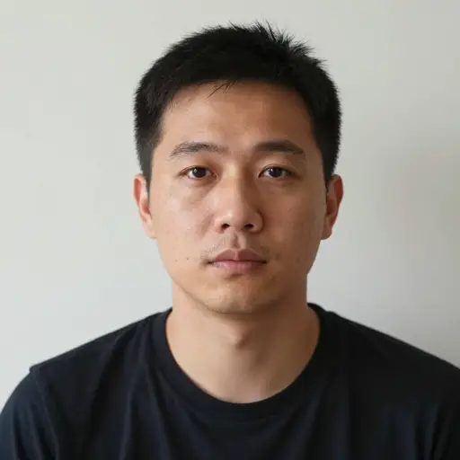 他面无表情地听着，没有表现出任何情绪。