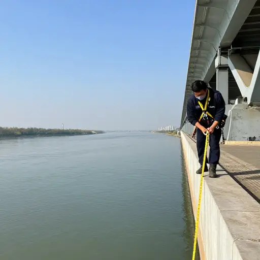 这位特技演员在跳下前测量了桥面到水面的垂直距离。
