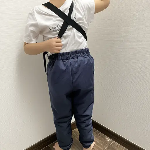他的裤子有点松，所以他拉紧了背带。