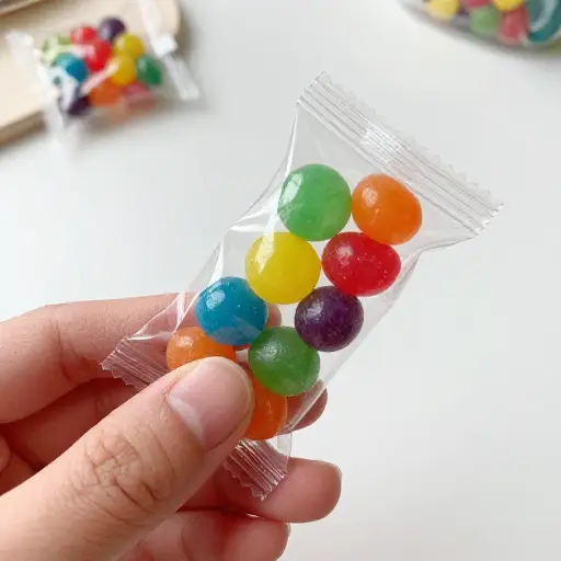 我买了一包糖果稍后吃。