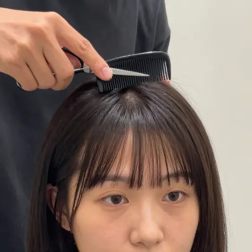她决定剪刘海来换个新造型。