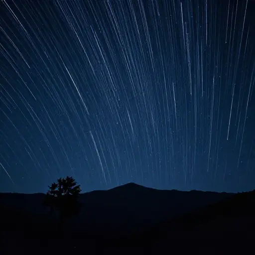 我永远忘不了流星雨点亮夜空的那个夜晚。