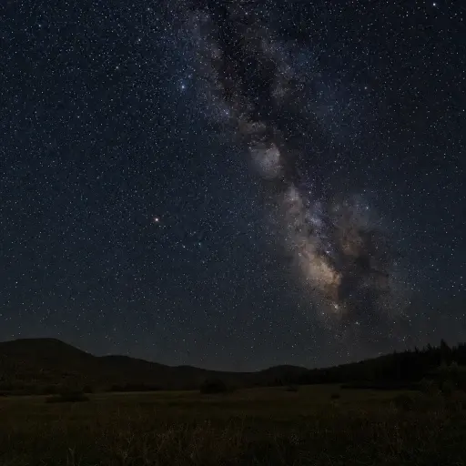 昨晚的星星在黑暗的天空中闪烁。