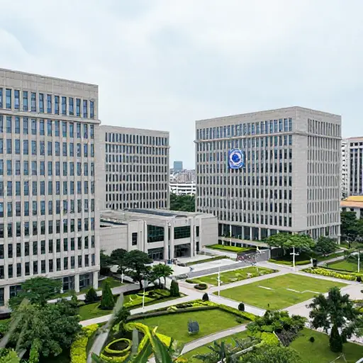 几个关键的联邦机构位于中央政府的建筑群内。