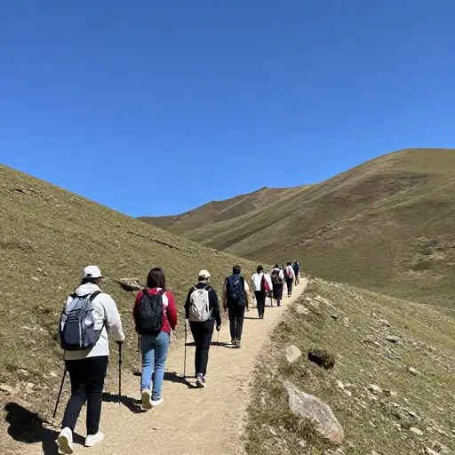 我们在远足时享受了晴朗的蓝天。