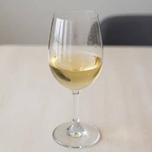白葡萄酒通常冰镇后饮用。