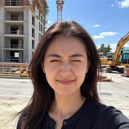 当我问她认为建筑工程何时能完成时，她只是翻了翻白眼。