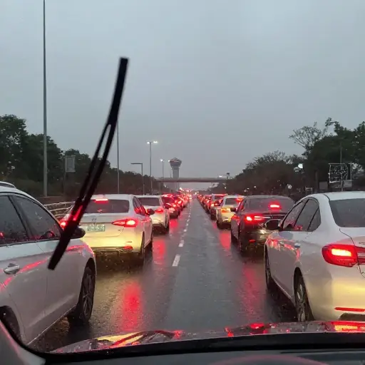 尽管交通拥堵，他还是按时赶到了机场。