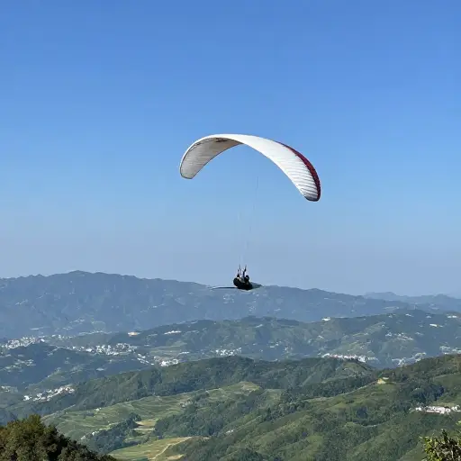 滑翔机无声地翱翔在山谷上空。