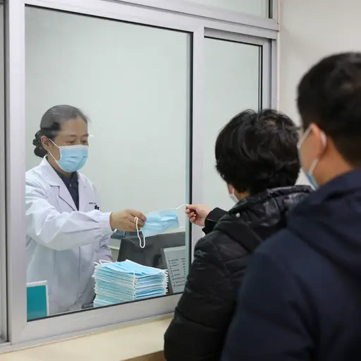 医院不得不定量配给口罩以应对短缺。