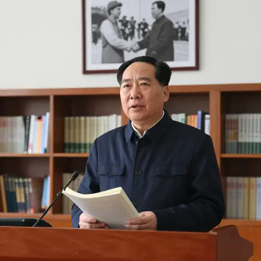 他是位坚定的马克思主义者，经常讨论阶级斗争问题。