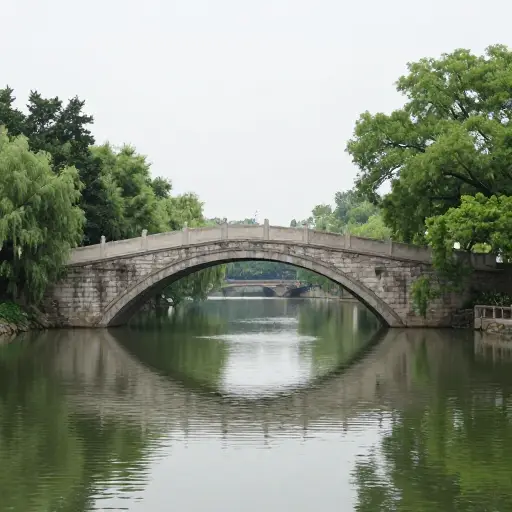 桥拱形跨越河流。