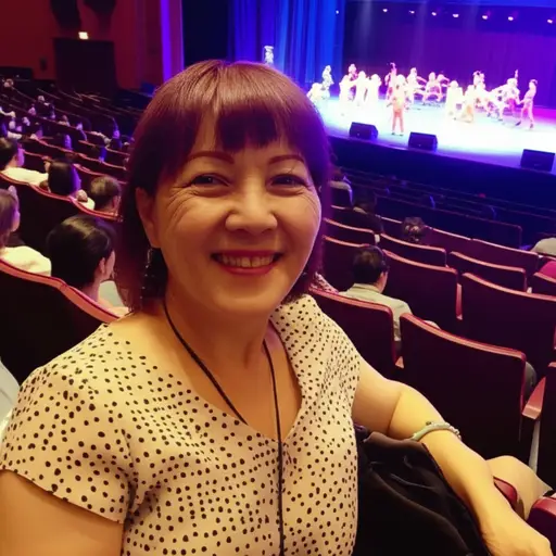 我妈妈喜欢去剧院看音乐剧。